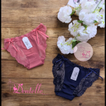 🦋 Culotte Dentelle Papillon – Élégance et Douceur Féminine 🦋 Laissez-vous séduire par notre culotte en dentelle raffinée, sublimée par un délicat détail papillon sur les côtés. Cette pièce allie séduction, confort et originalité, pour une lingerie aussi belle à porter qu’à regarder. Sa dentelle florale douce et extensible épouse les courbes sans comprimer, tandis que le motif papillon ajoute une touche romantique et féminine irrésistible. ✨ Caractéristiques : • Détail papillon brodé ou découpé sur les côtés • Dentelle fine et extensible • Coupe féminine, confortable au quotidien • Finitions élégantes et légères 📏 Tailles disponibles : S-M / L-XL 🎨 Couleurs disponibles : Noir – Blanc – Bleu nuit – Cassis – Rouge brique Idéale à porter sous vos tenues du quotidien ou pour des occasions spéciales, cette culotte dentelle papillon est un petit bijou de féminité qui saura faire la différence dans votre collection lingerie.